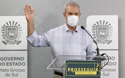 50% da população com esquema vacinal completo.