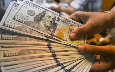 BC ajuda, e dólar volta a operar abaixo de R$ 5,50.