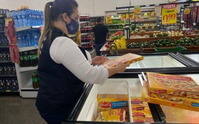 Fiscalização do Procon Municipal atua mercado com alimentos vencidos.