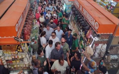  Presidente Jair Messias Bolsonaro chegou nesta Segunda-Feira DIA 13/12/2021 em Campo Grande por conta do mau tempo, e  foi ao Mercadão Municipal comer Pastel e tomar Tubaína