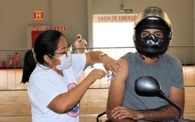 Prefeitura dá continuidade a vacinação contra a Covid-19 com aplicação da primeira, e segunda e terceira dose.