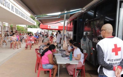 “Busão da Vacina” reforça a imunização nos bairros de Campo Grande.