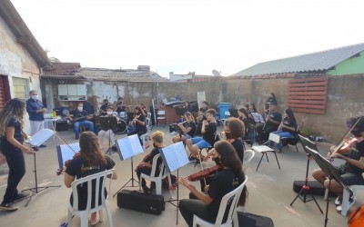 Zé da Farmácia visita projeto cultural Som & Vida.