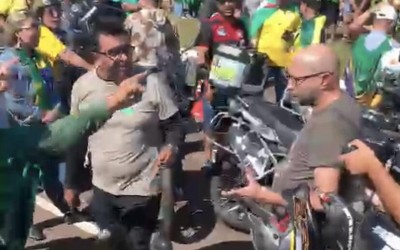  Marqueteiro de Riedel é hostilizado em motociata para Bolsonaro.