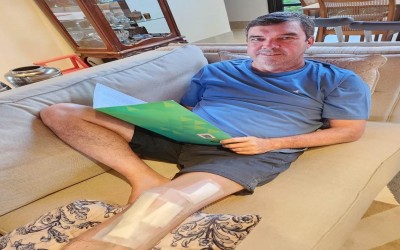 Em casa após cirurgia, governador eleito diz que próxima fase é a fisioterapia.