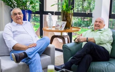 Caciques da política conversam em tempos de poder em jogo.