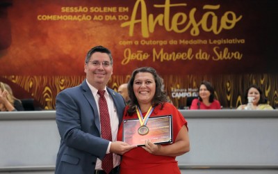 Dr. Victor Rocha faz homenagem a artesã Jane Mara Martinez.