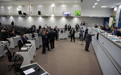 Vereadores analisam oito projetos na sessão desta terça-feira.