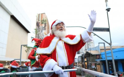 Papai Noel chega de City Tour a shopping da Capital.