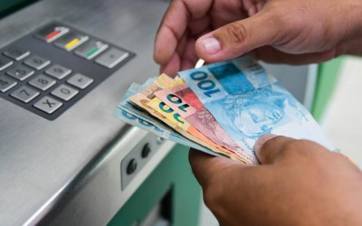 Servidores estaduais podem sacar salário já neste sábado.
