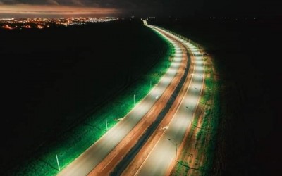 Obra de iluminação solar no anel viário de Ponta Porã avança para a reta final com 75% de execução.