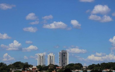 Segunda-feira tem manhã mais fresca e tarde amena.
