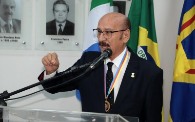 Dr Loester recebe homenagem na Câmara Municipal.
