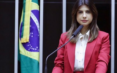  Camila Jara do partido PT vota sim na PEC da Anistia.
