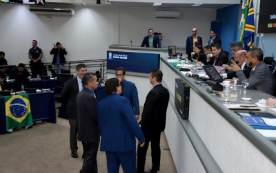 Vereadores analisam três projetos na sessão desta terça-feira.