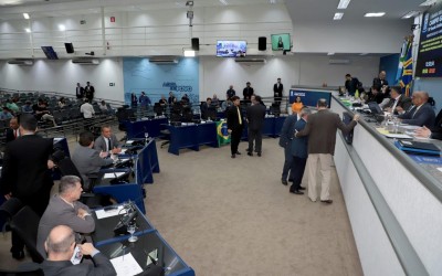 Vereadores analisam dois projetos na sessão desta terça-feira.