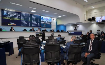 Vereadores votam três projetos na sessão de terça-feira.