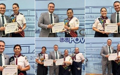 Leinha entrega moção a líderes do Clube de Aventureiros.