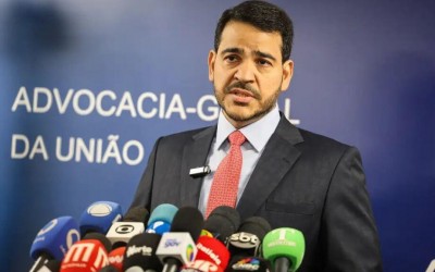 Alcolumbre adia sabatina de Jorge Messias para vaga no STF.