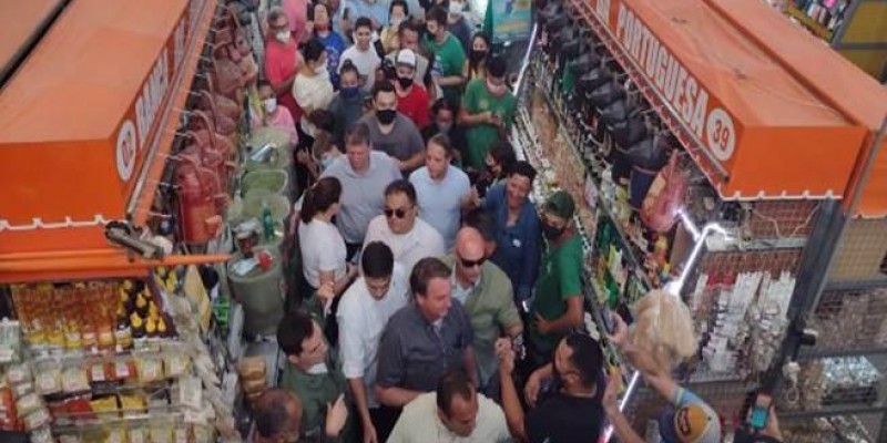  Presidente Jair Messias Bolsonaro chegou nesta Segunda-Feira DIA 13/12/2021 em Campo Grande por conta do mau tempo, e  foi ao Mercadão Municipal comer Pastel e tomar Tubaína