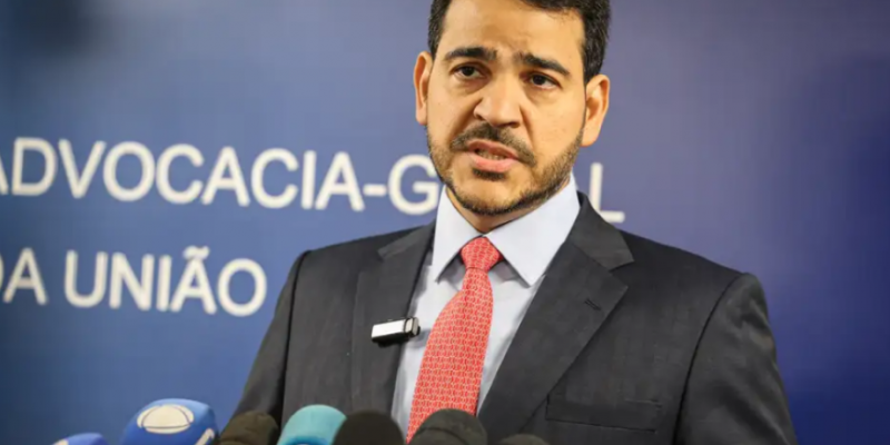 Lula indica Messias para vaga de Barroso no STF.