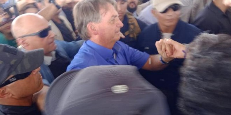 Presidente  Jair Messias Bolsonaro é recebido por multidão em Ponta Porã