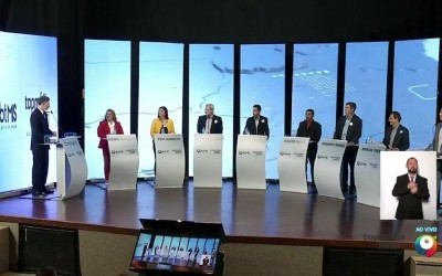 Candidatos ao governo trocam alfinetadas e provocações sobre polarização entre Lula e Bolsonaro, corrupção e denúncias na campanha.