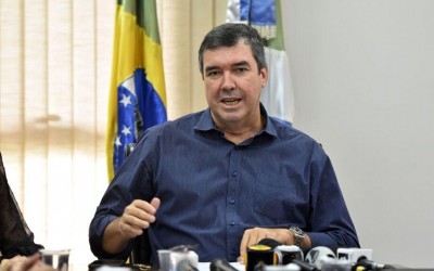 Governador Eduardo Riedel de Mato Grosso do Sul, busca alternativa para evitar incêndios no Pantanal.