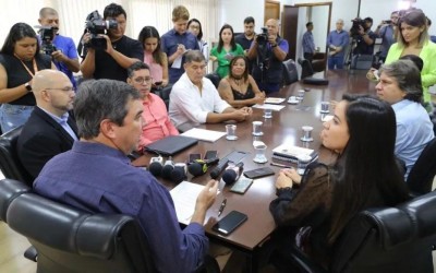 Governador Eduardo Riedel sanciona reajuste para concursados e autoriza aumento para professores convocados; confira.