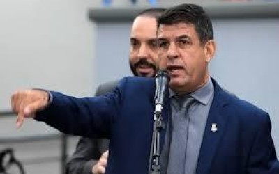 Beto Avelar acusa equipe de tucano de tentar associar imagem dele a do deputado federal.