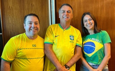 O ex Presidente Jair Messias Bolsonaro cancela agenda em Dourados e frustra articulação de candidatura da esposa do Deputado Rodolfo Nogueira.