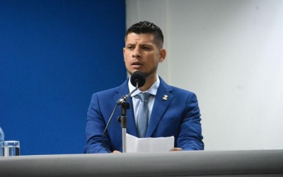 Juiz dá 15 dias para Tiago pagar R$ 31 mil de indenização a jornalista sob risco de penhora.