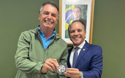 O ex presidente Jair Messias Bolsonaro deve vir a Campo Grande para reforçar campanha de Beto Pereira e indica coronel da PM Neidy Nunes Barbosa Centurião como vice.