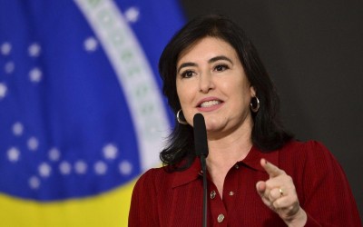 Sem definir futuro, Simone Tebet declara apoio à reeleição de Riedel e Lula.