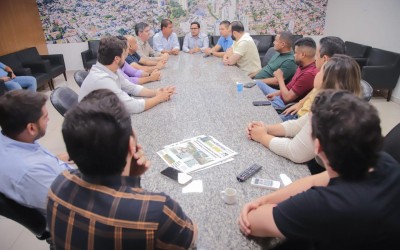 Vereadores reúnem-se com senador Nelsinho e discutem participação em definições de emendas.