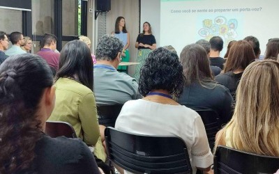 Assessores parlamentares participam de bate-papo sobre media training.