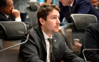 Matéria veda contratação pelo Poder Público de shows com apologia a atividades ilícitas.