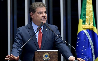 Nas Relações Exteriores, Nelsinho busca diálogo para reaproximação com os EUA.
