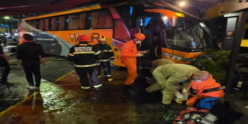 Ônibus de turismo invade calçada do bar Café Mostarda na Avenida Afonso Pena.