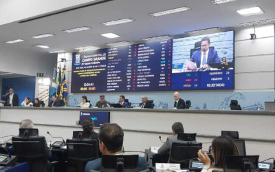Câmara Municipal de Campo Grande derruba veto da prefeita  Adriane Lopes contra repasse de R$8,7 mi para saúde e social.