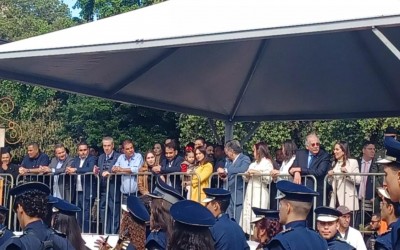 A prefeita da Capital Adriane Lopes acompanha desfile em Campo Grande Ao lado do senador  Nelsinho Trad e deputados.