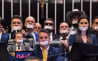 Em defesa do ex presidente Jair Messias Bolsonaro, deputado de MS adere a protesto com fita na boca e ocupa Câmara.