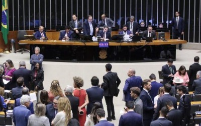 Câmara aprova urgência para projeto de anistia que pode alcançar Bolsonaro e condenados pelo STF.
