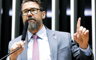 O relator do projeto de lei, deputado federal Marcos Pollon ele  tem uma  proposta para autorizar porte de arma de fogo aos policiais legislativos.