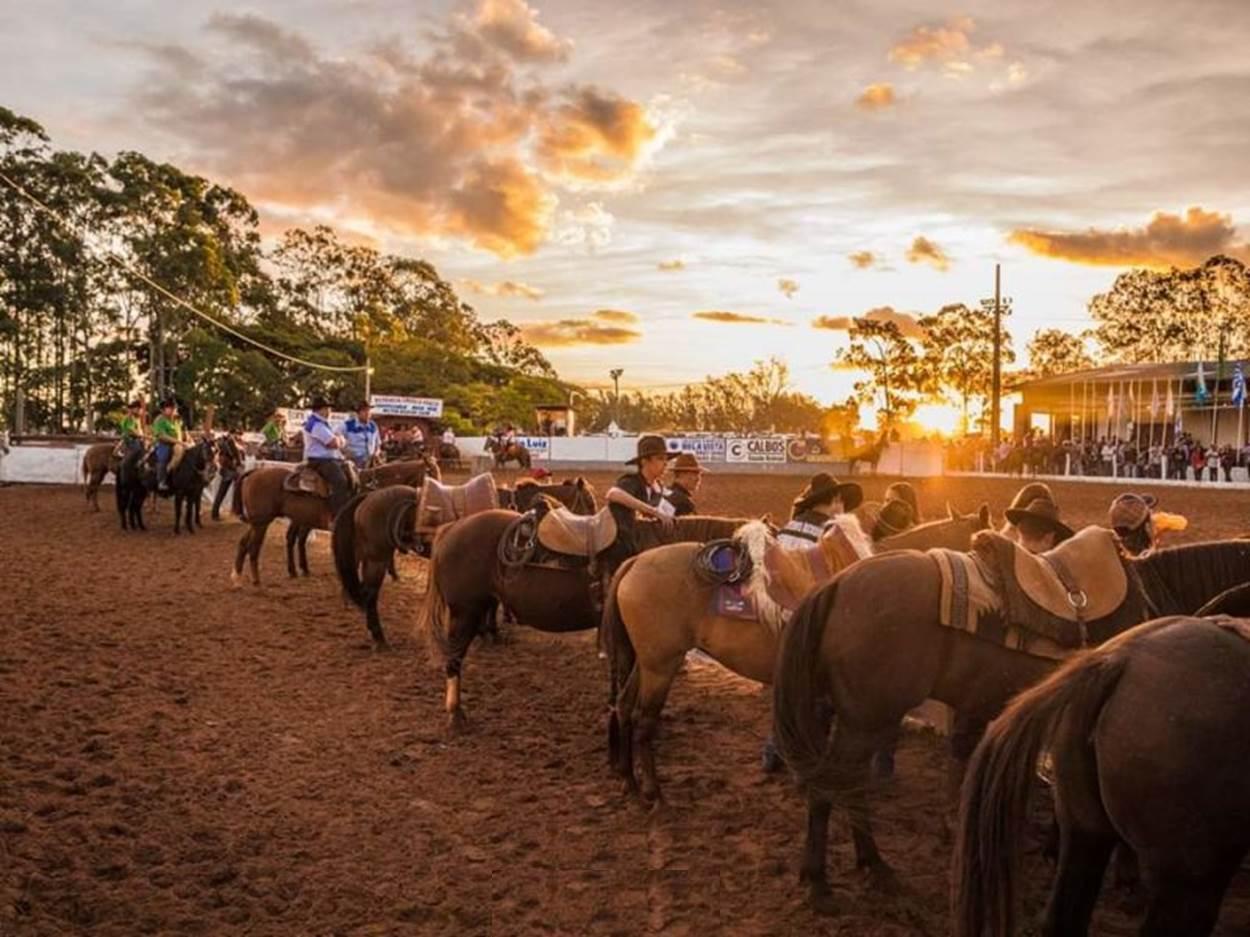 Governador Reinaldo Azambuja anunciou Recurso de R$ 3 milhões abrangerá Federação dos Clubes de Laço Comprido.  Governador Reinaldo Azambuja anunciou Recurso de R$ 3 milhões abrangerá Federação dos Clubes de Laço Comprido.