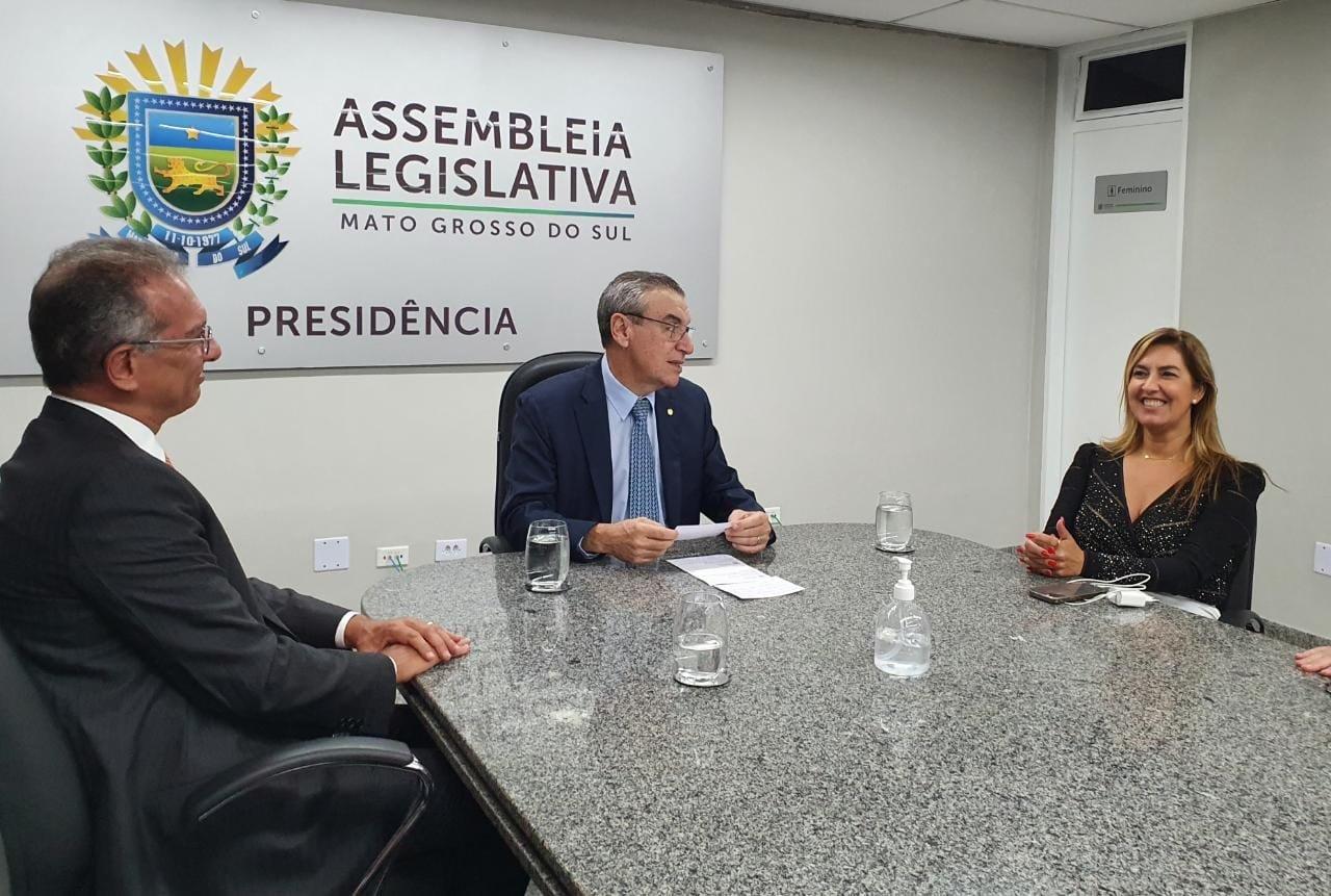 Idealizadora da Campanha Sinal Vermelho, juíza Renata Gil, é homenageada na ALEMS.