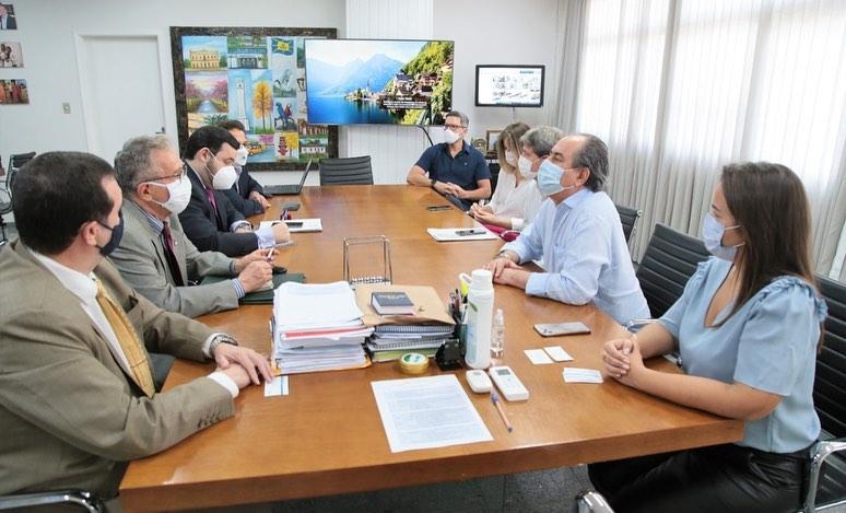 Começamos a semana com uma visita do Embaixador do Paraguai, Sr. Juan Ángel Delgadillo Franco, o Cônsul Ricardo Caballero Aquino, e da senhora Sara, Secretária da Embaixada do Paraguai em Campo Grande. 