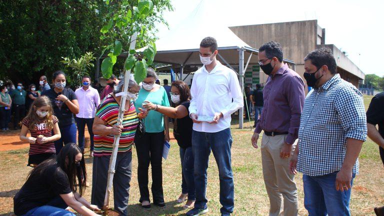 EMOÇÃO TOMA CONTA EM ATO QUE HOMENAGEIA COM PLANTIO DE IPÊS SERVIDORES VITIMADOS PELA COVID-19.