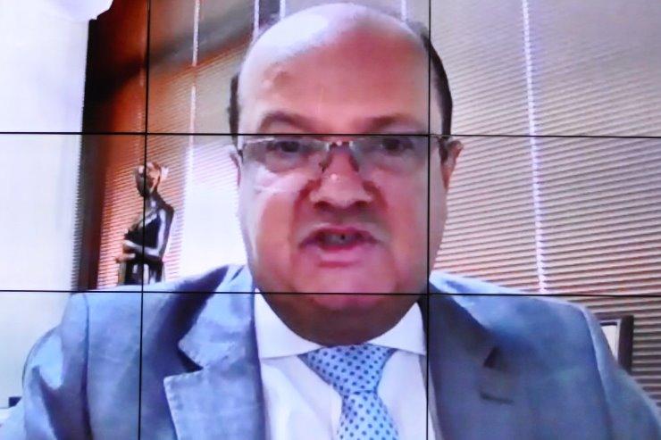 Barbosinha reforça pedido ao governo para pavimentar ruas de Dourados.