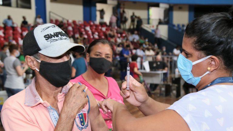 Com três pontos abertos durante todo o dia. Prefeitura dá andamento à vacinação contra a covid-19 neste Domingo.